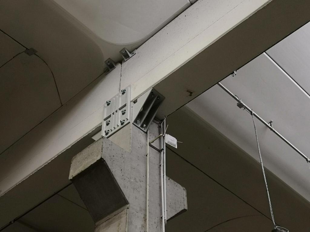 collegamento con piastra in acciaio tra trave e pilastro così da rendere l'intera struttura antisismica