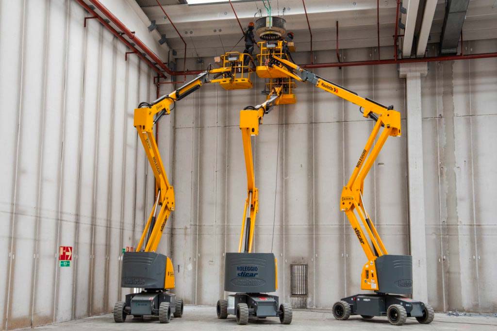 ple in azione per raggiungere il tetto di un capannone industriale 