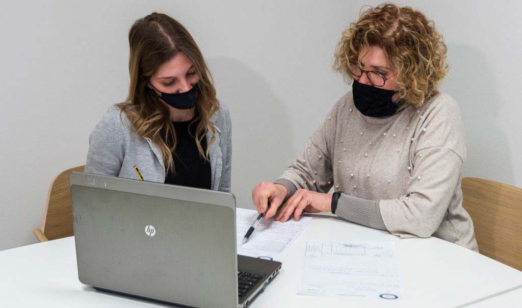 personale dell'ufficio amministrativo che analizza le zone sismiche italiane