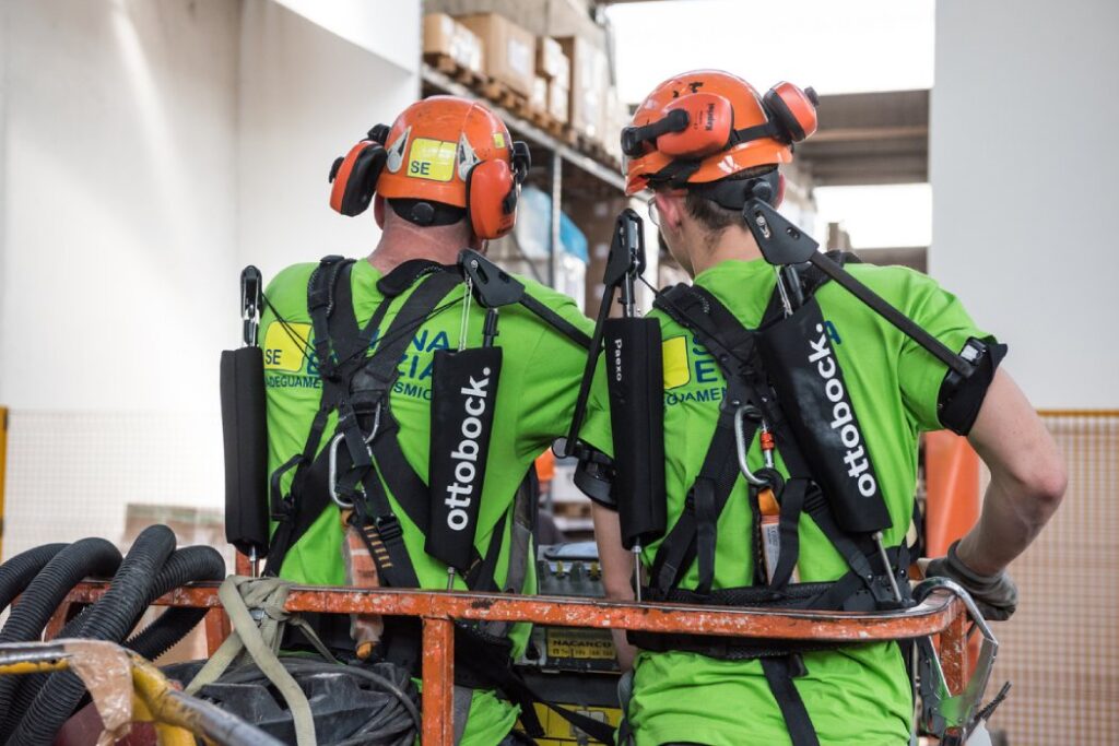 Operai di Seriana Edilizia che indossano l'esoscheletro