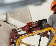 operaio della squadra operativa al lavoro su una piattaforma elevatrice